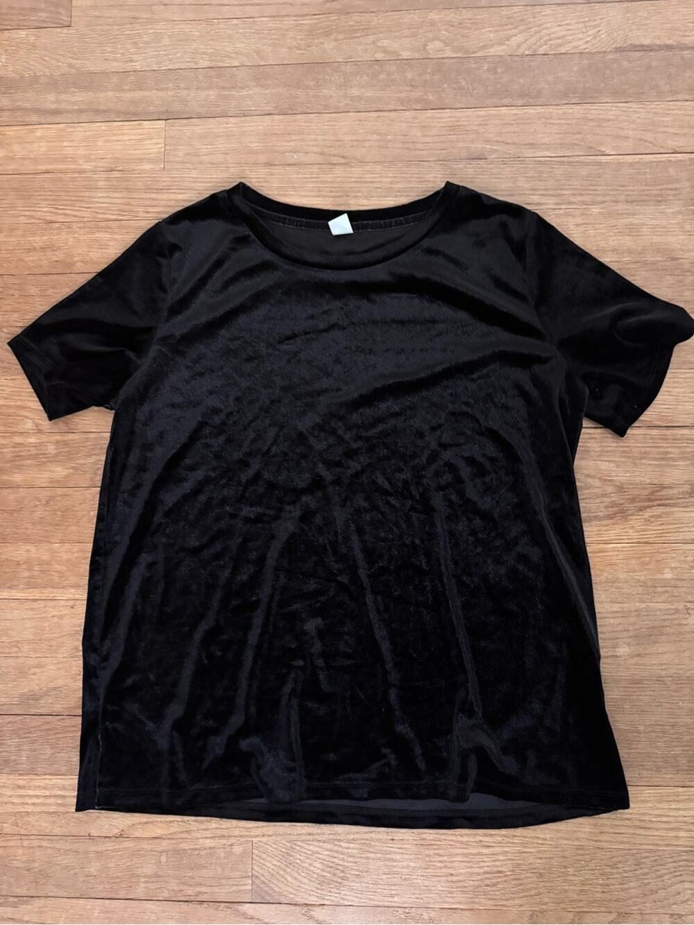 Old Navy Women's Black Velvet Crewneck Short Sleeve T-Shirt - Size M
b27